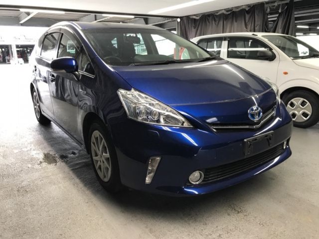 1027 Toyota Prius alpha ZVW41W 2011 г. (NISSAN Osaka)